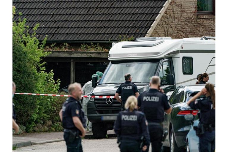 Polizisten untersuchen das Haus in Dänischenhagen bei Kiel, in dem zwei Tote gefunden wurden (Archivbild). Foto: Axel Heimken/dpa