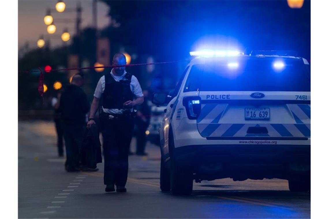 Polizisten untersuchen den Tatort einer Schießerei in Chicago. Foto: Tyler Lariviere/Chicago Sun-Times/AP/dpa