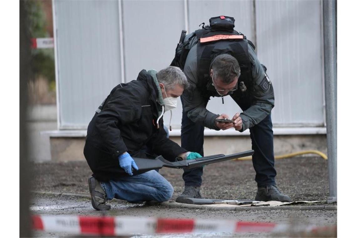 Amokläufer erschießt in Heidelberg eine junge Frau Polizisten untersuchen eine Waffe auf dem Gelände der Universität Heidelberg. Foto: Sebastian Gollnow/dpa