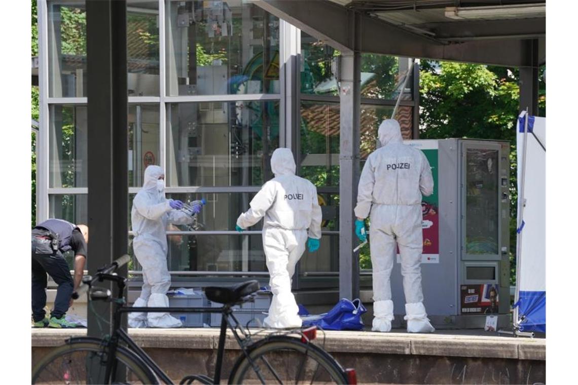 Polizisten untersuchen einen mutmaßlichen Tatort am Bahnhof. Foto: Andreas Rosar/dpa