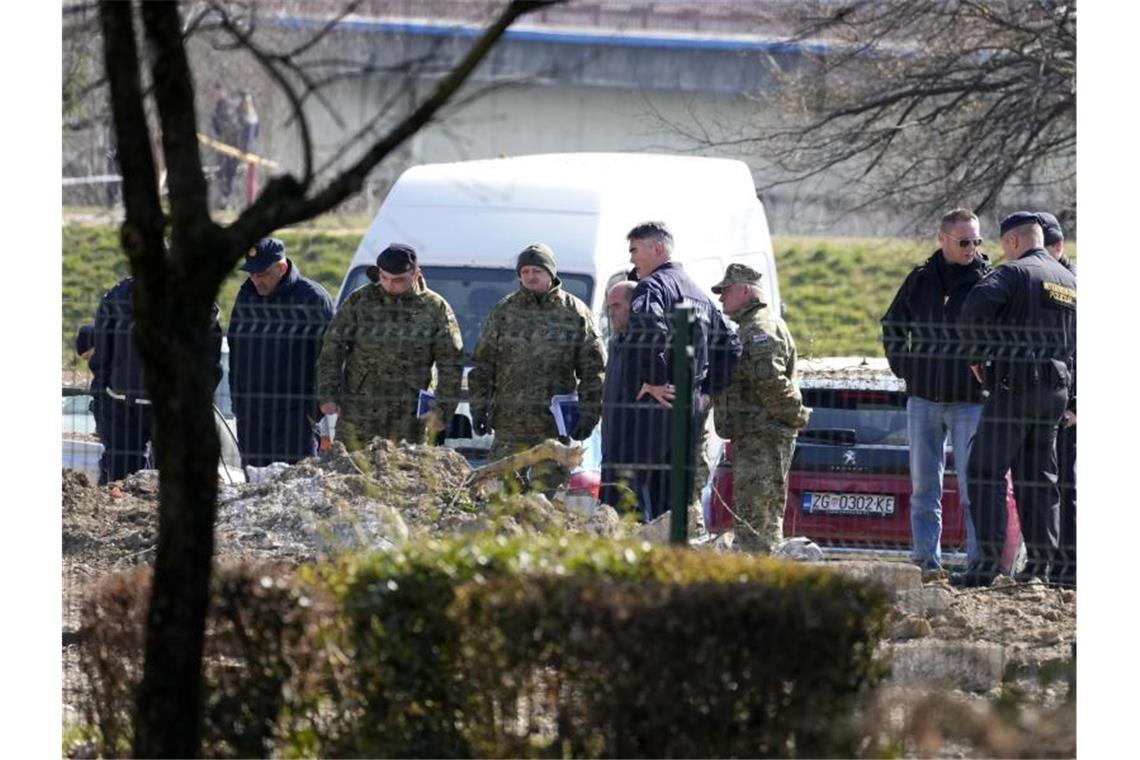 Unbemannte Drohne aus Ukraine über Zagreb abgestürzt Polizisten untersuchen in Zagreb die Absturzstelle der unbemannten Drohne. Foto: Darko Bandic/AP/dpa