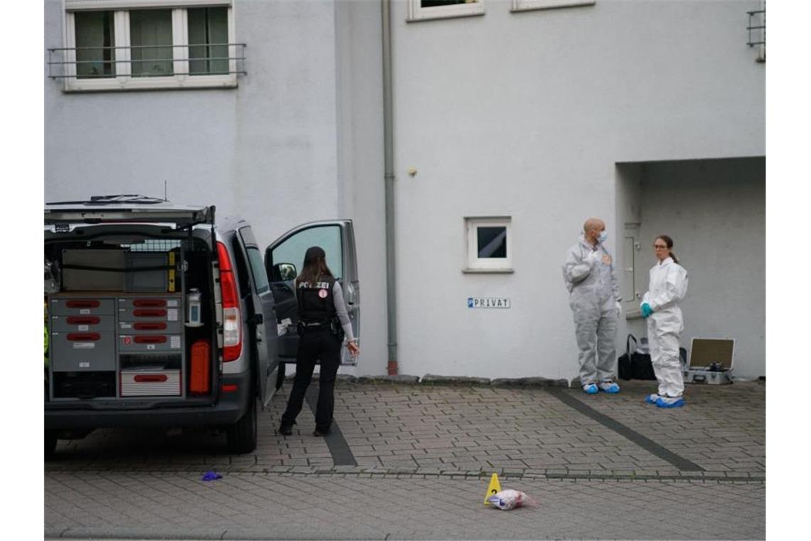 Verdächtiger nach Attacken in Unterensingen in U-Haft Polizisten untersuchen vor einem Haus einen Tatort. Foto: Sdmg / Woelfl/dpa/Archivbild