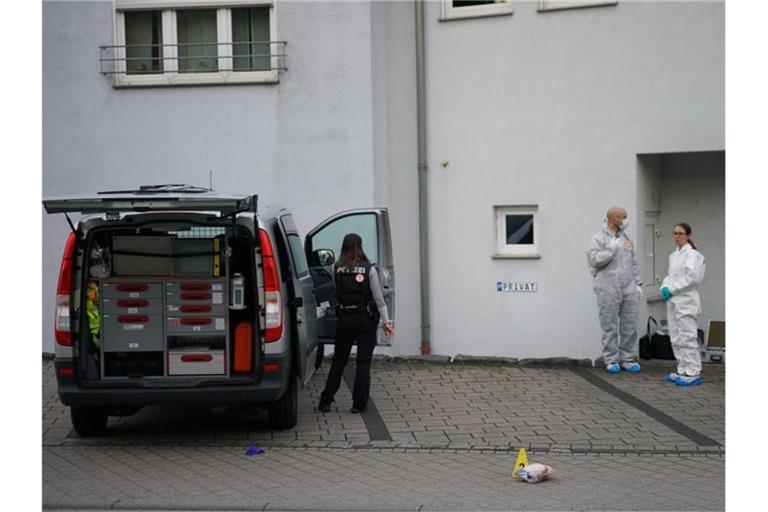 Polizisten untersuchen vor einem Haus einen Tatort, wo ein Mann verletzt wurde. Foto: Sdmg / Woelfl/dpa/Archivbild