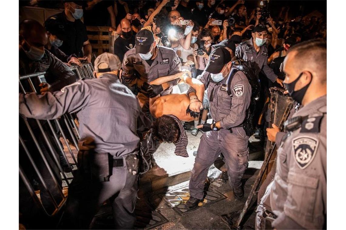 55 Festnahmen bei Protesten gegen Netanjahu in Jerusalem Polizisten verhaften einen Mann während eines Protests gegen den israelischen Premierminister Netanjahu in Jerusalem. Foto: Ilia Yefimovich/dpa