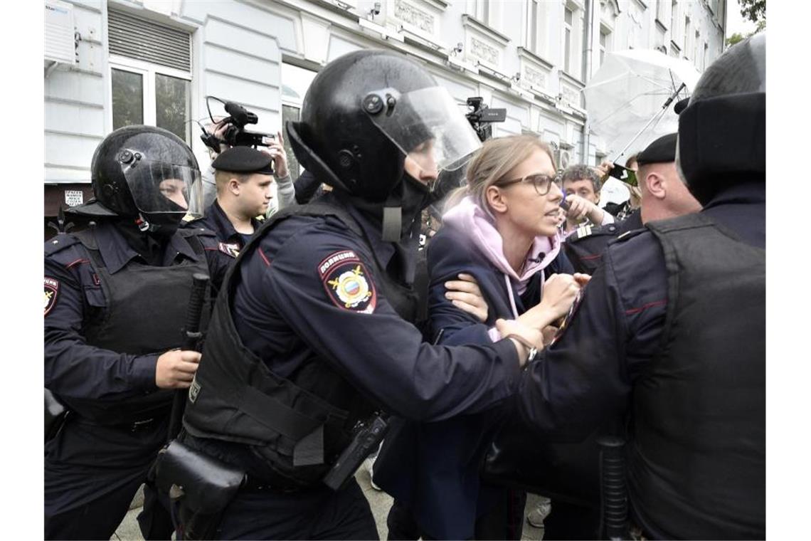 Hunderte Festnahmen bei Demonstration in Moskau Polizisten verhaften in Moskau die Oppositionelle Ljubow Sobol. Foto: Dmitry Serebryakov/TASS