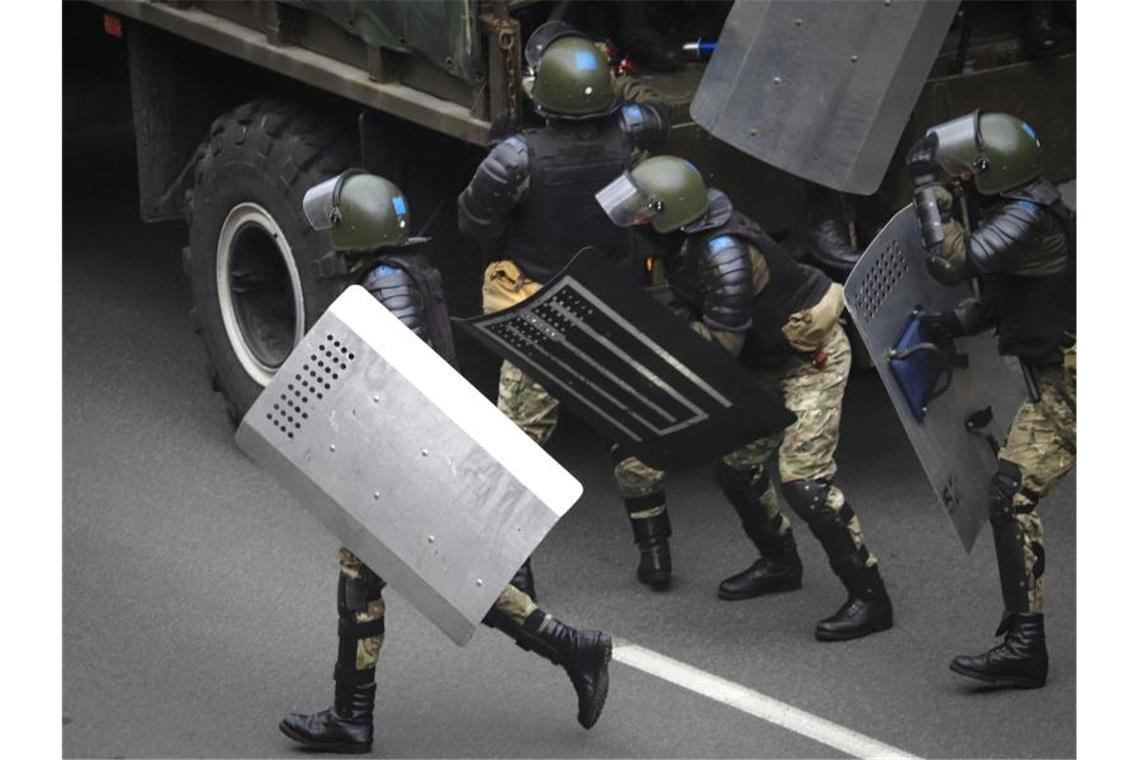 Polizisten verlassen am Rande der Protestaktionen in Minsk am Sonntag ihren Mannschaftswagen. Foto: -/AP/dpa