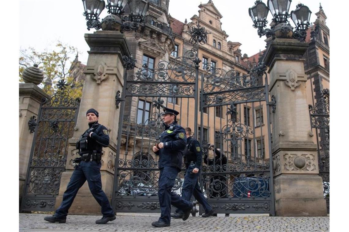 Polizisten verlassen das Residenzschloss in Dresden. Die Ermittler gehen davon aus, dass vier Täter am Einbruch beteiligt waren. Foto: Robert Michael/dpa-Zentralbild/dpa