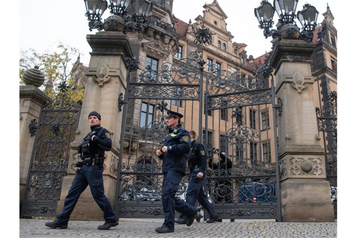 Einbruch in Schatzkammer: Polizei geht von vier Tätern aus Polizisten verlassen das Residenzschloss in Dresden. Die Ermittler gehen davon aus, dass vier Täter am Einbruch beteiligt waren. Foto: Robert Michael/dpa-Zentralbild/dpa