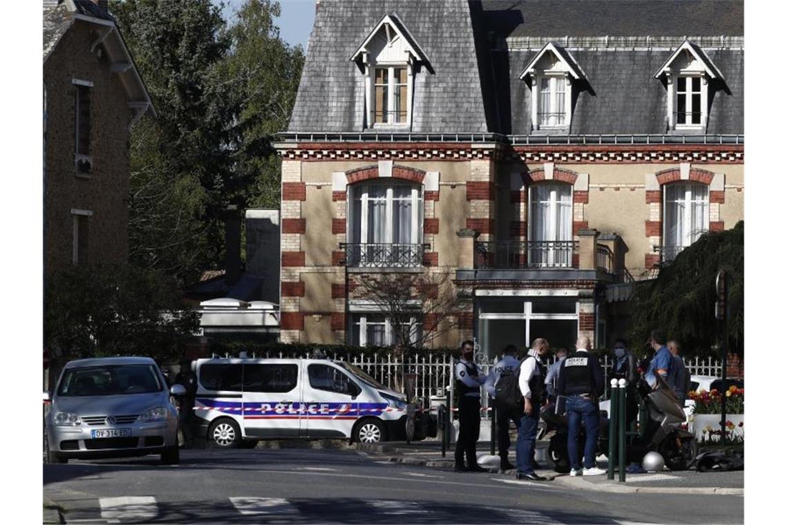 Polizisten versammeln sich vor der Wache in Rambouillet in der Nähe von Paris. Foto: Michel Euler/AP/dpa