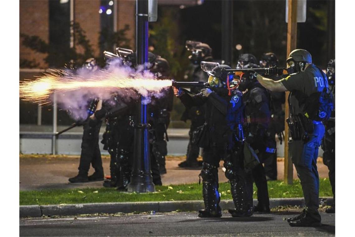 Polizisten verschießen Tränengasgranaten in Spokane im Bundesstaat Washington. Foto: Dan Pelle/The Spokesman-Review/AP/dpa