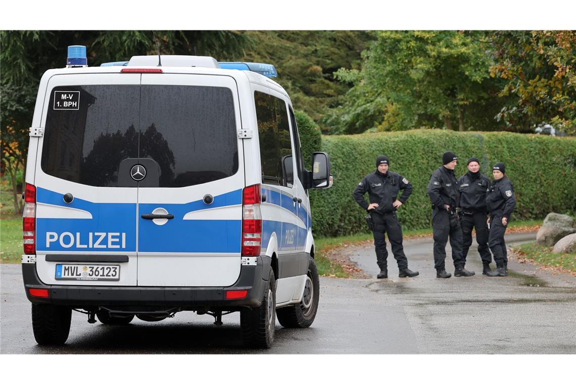 Vermisster Achtjähriger aus Güstrow ist tot – Ermittler gegen von Verbrechen aus Polizisten versperren den Weg zum Fundort der Kinderleiche.