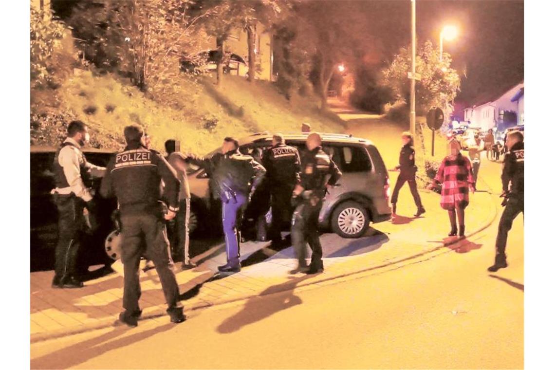 Klingelstreich löst Massenschlägerei aus Polizisten versuchen eine Schlägerei zwischen zwei größeren Gruppen zu beruhigen. Foto: Julian Buchner/Einsatz-Report24/dpa/Archivbild