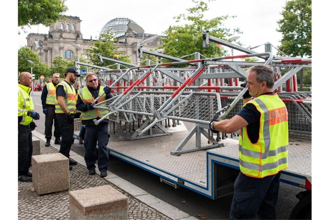 Michael Müller verteidigt Demonstrationsverbot in Berlin Polizisten verteilen im Berliner Regierungsviertel, wie hier vor dem Reichstagsgebäude, Absperrgitter, weil die Stadt trotz des Demonstrationsverbots mit Protesten rechnet. Foto: Bernd von Jutrczenka/dpa