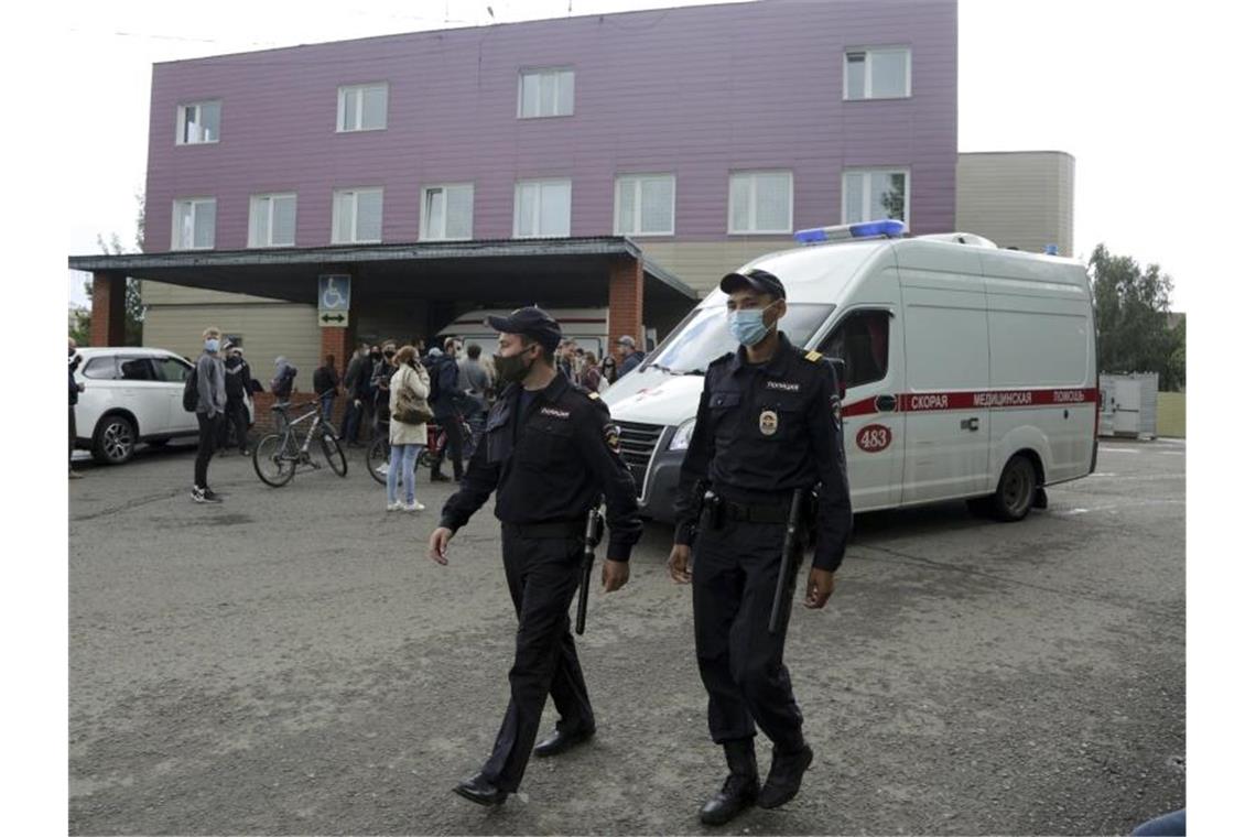 Moskau weist wegen Nawalny Diplomaten aus Polizisten vor dem Ambulanzkrankenhaus Nr. 1 in Omsk. Hier wurde Alexej Nawalny behandelt. Foto: Evgeniy Sofiychuk/AP/dpa