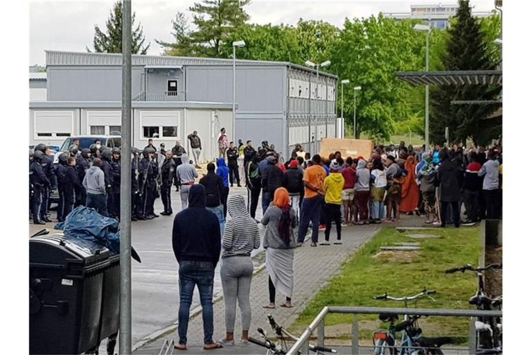 Polizisten vor dem Ankerzentrum in Regensburg. Foto: Alexander Auer