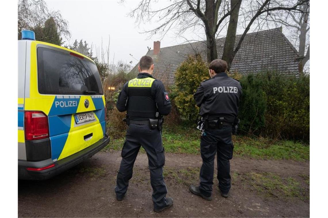 „Drüben wird geschossen“ - Was geschah in Fischerhude? Polizisten vor dem Haus in Fischerhude. Foto: Julian Stratenschulte/dpa