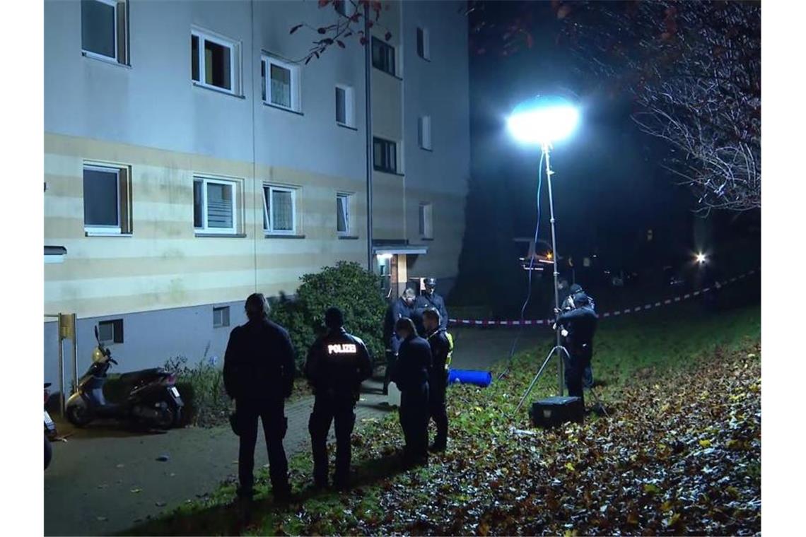 Polizisten vor dem Wohnhaus in Hamburg-Bramfeld, vor dem die Frauenleiche abgelegt wurde. Foto: TeleNewsNetwork/dpa