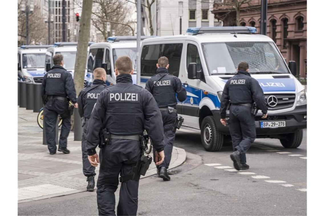 Polizisten vor der deutschen Niederlassung der niederländischen Großbank ABN Amro in Frankfurt. Foto: Frank Rumpenhorst/dpa