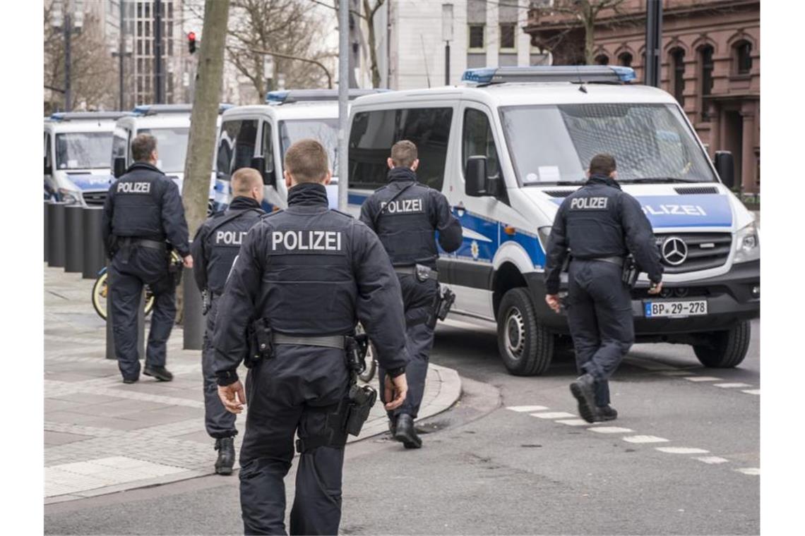 Erneut „Cum-Ex“-Razzia in Frankfurt Polizisten vor der deutschen Niederlassung der niederländischen Großbank ABN Amro in Frankfurt. Foto: Frank Rumpenhorst/dpa
