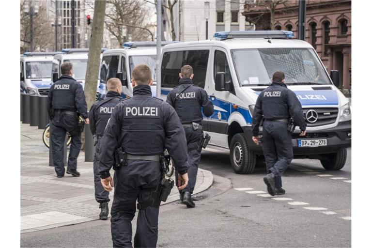 Polizisten vor der deutschen Niederlassung der niederländischen Großbank ABN Amro in Frankfurt. Foto: Frank Rumpenhorst/dpa
