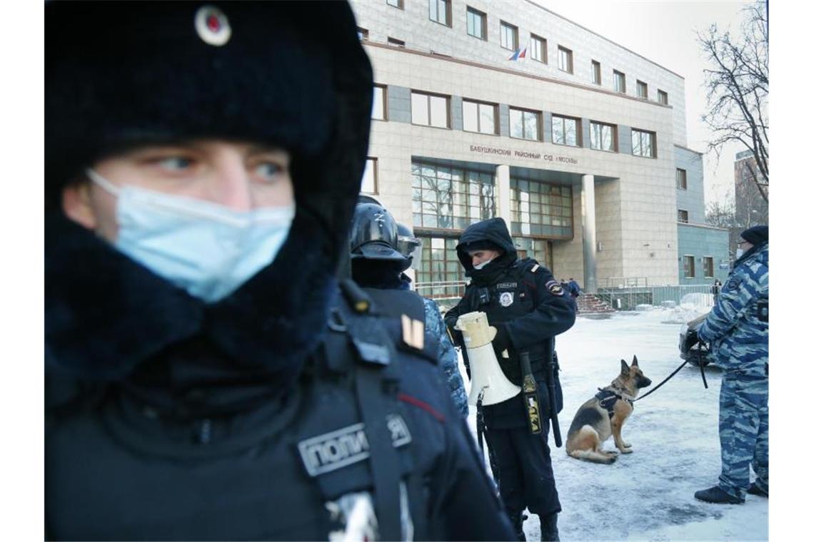 Russische Einsatzkräfte gehen gegen Nawalny-Anhänger vor Polizisten vor der Fortsetzung des Prozesses gegen den russischen Oppositionsführer Nawalny vor dem Babuskinsky Bezirksgericht in Moskau. Der internationale Druck auf Moskau zur Freilassung des Kremlkritikers Nawalny bleibt aufrecht. Foto: Alexander Zemlianichenko/AP/dpa
