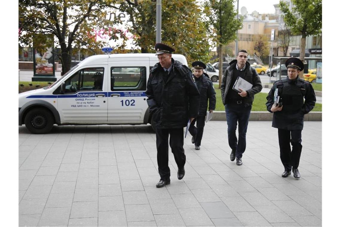 Kremlkritischer Radiosender Echo Moskwy wird geschlossen Polizisten vor der Radiostation Echo Moskvy im Jahr 2017. Der in Russland populäre kremlkritische Radiosender wird geschlossen. Foto: Alexander Zemlianichenko/AP/dpa