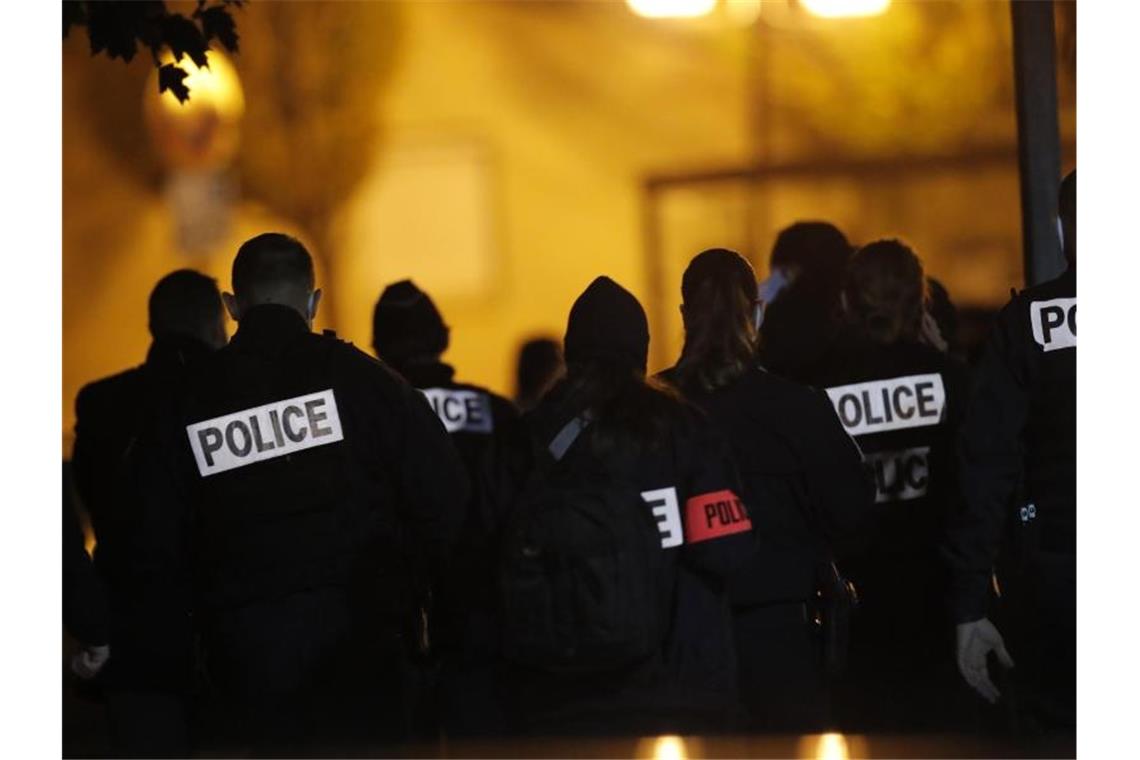Motiv Mohammed-Karikaturen: Lehrer in Frankreich enthauptet Polizisten vor einem Gymnasium, dem Tatort der brutalen Messerattacke. Ein Geschichtslehrer ist ersten Erkenntnissen zufolge von einem Angreifer enthauptet worden. Foto: Michel Euler/AP/dpa