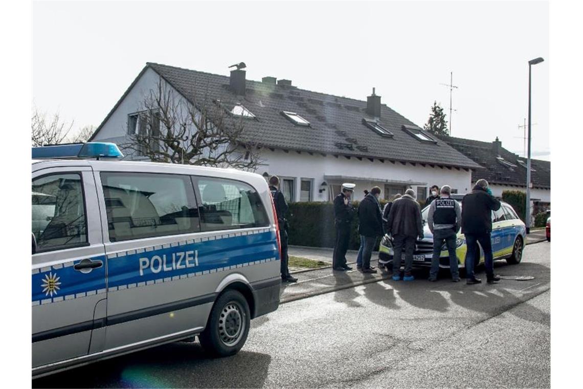 Polizisten vor einem Haus, in dem ein Polizist bei einem Einsatz mit einem Schwert angegriffen wurde. Foto: Dettenmeyer/SDMG/dpa
