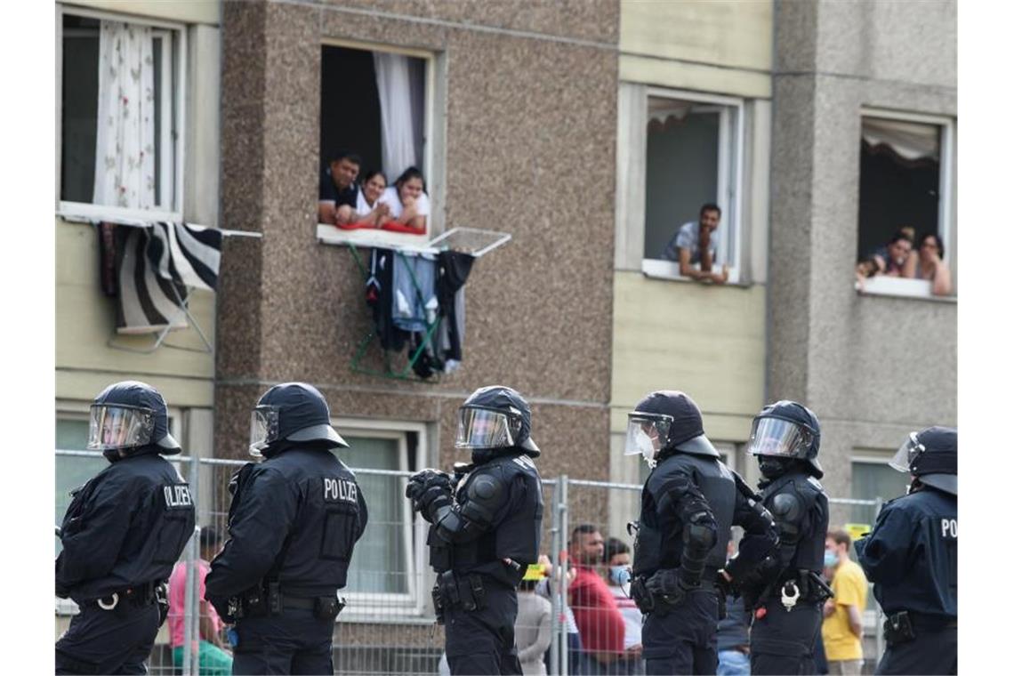 Polizisten vor einem unter Quarantäne gestellten Wohngebäude in der Göttinger Innenstadt. Foto: Swen Pförtner/dpa