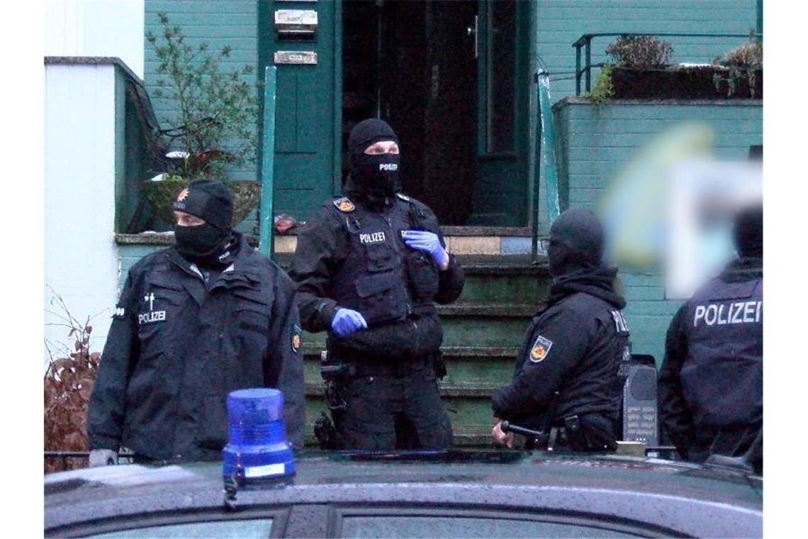 Polizisten während der Razzia in Bremen. Foto: -/Nord-West-Media TV/dpa