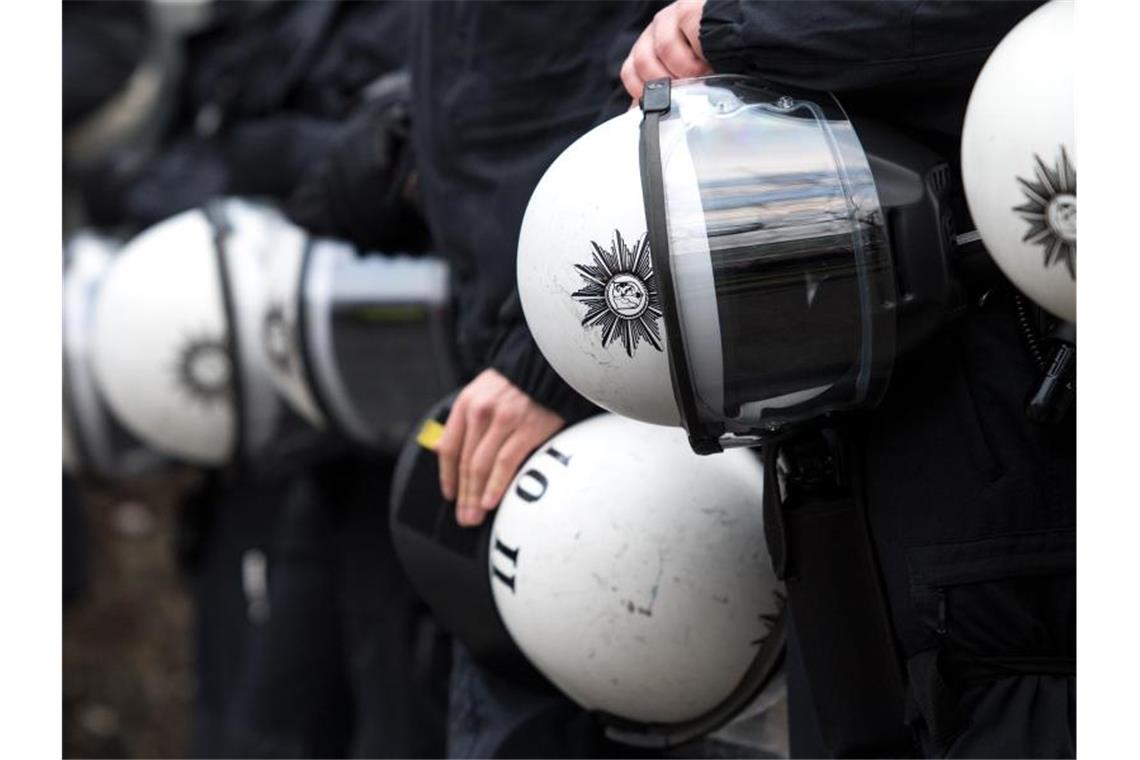 Polizisten während einer Demonstration. Foto: Marius Becker