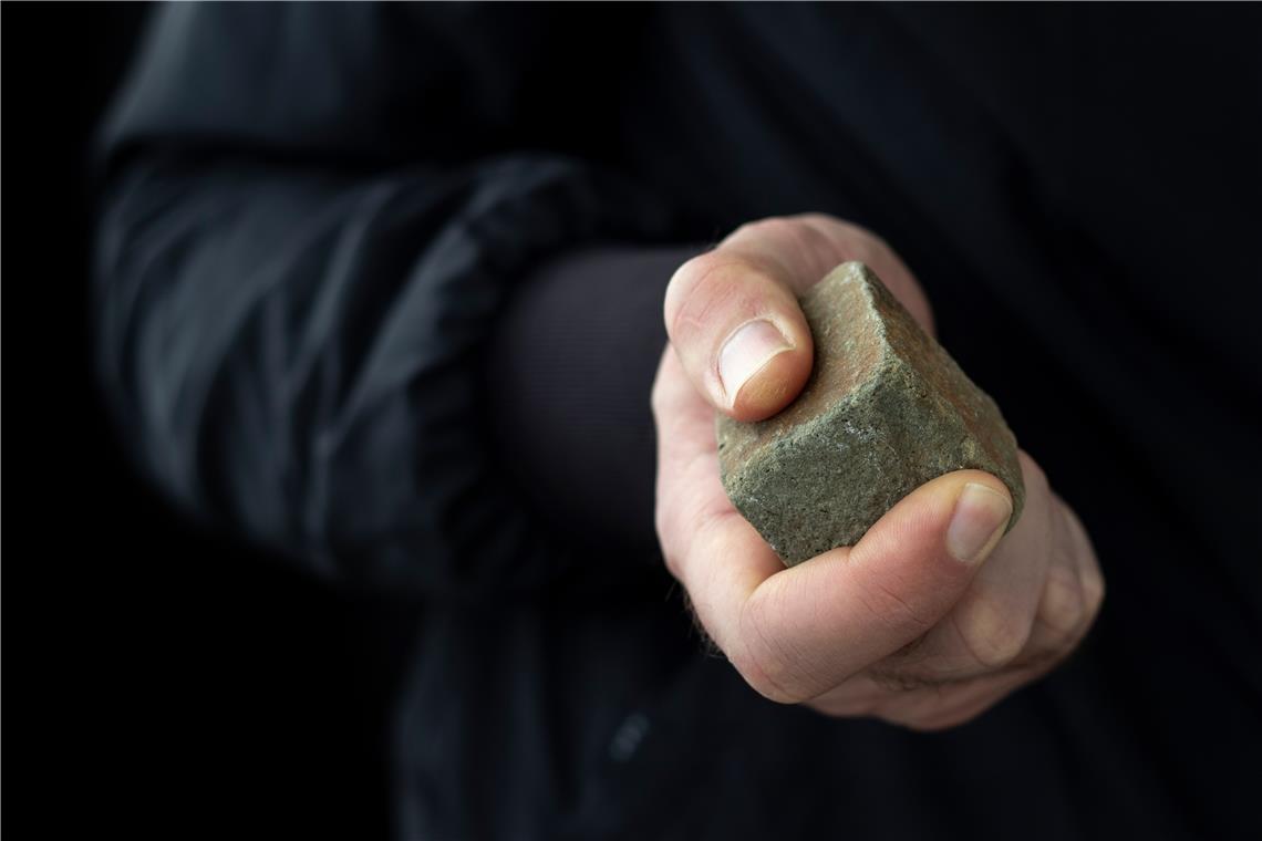 Mit Stein auf den Kopf geschlagen: Jugendlicher schwer verletzt Polizisten wurden mit Steinen beworfen. Symbolfoto: Serhii/stock.adobe.com