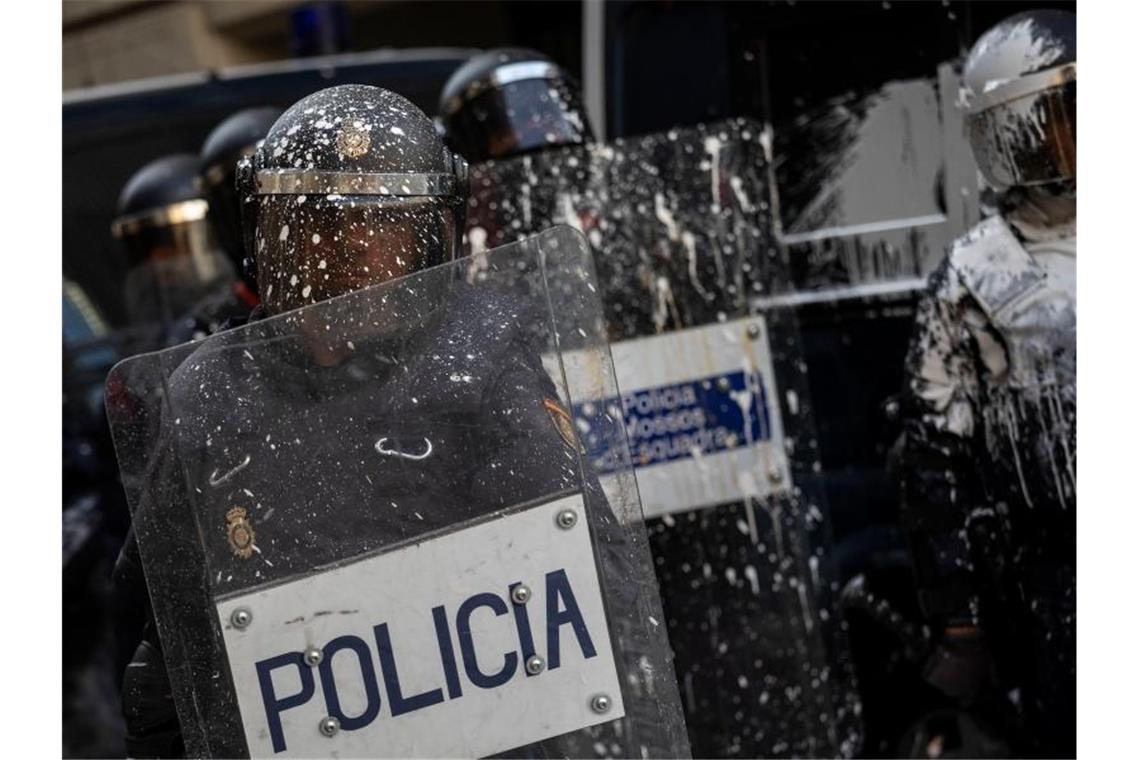 Nach neuer Krawallnacht in Katalonien: Madrid erhöht Druck Polizisten wurden von Demonstranten mit Farbe beworfen. Foto: Bernat Armangue/AP/dpa