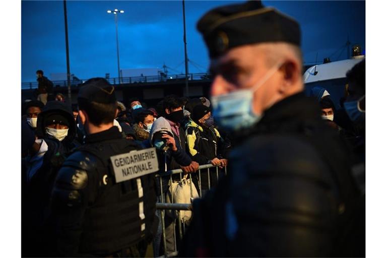 Polizistenb räumen am 17. November nördlich von Paris ein großes Migranten-Zeltlager. Foto: Christophe Archambault/AFP/dpa