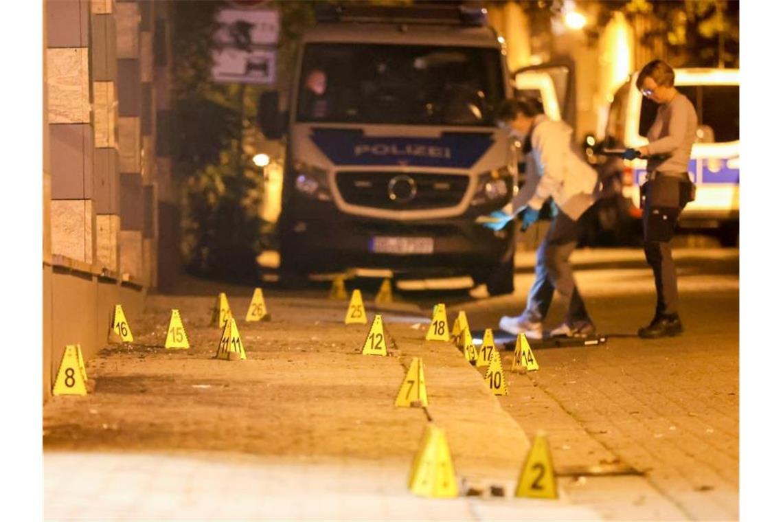 Leipzig erlebt dritte Krawallnacht in Folge Polizistinnen sichern nach den Krawallen in Leipzig-Connewitz Spuren. Foto: Jan Woitas/dpa-Zentralbild/dpa