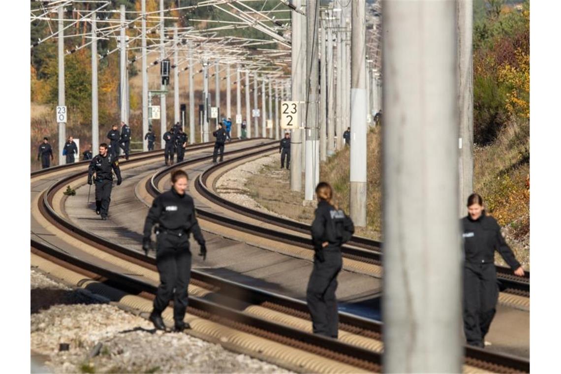 Polizistinnen und Polizisten suchen im Oktober 2018 auf der ICE-Strecke zwischen Nürnberg und München die Schienen ab. Der Angeklagte soll nach Angaben der Staatsanwaltschaft versucht haben, in Deutschland insgesamt vier Züge zum Entgleisen zu bringen. Foto: Daniel Karmann/dpa