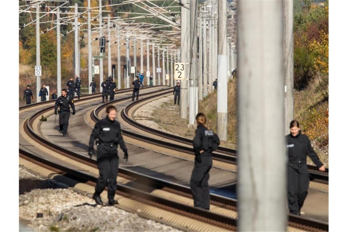 Iraker in Wien wegen Anschlagsserie auf ICE-Züge vor Gericht Polizistinnen und Polizisten suchen im Oktober 2018 auf der ICE-Strecke zwischen Nürnberg und München die Schienen ab. Der Angeklagte soll nach Angaben der Staatsanwaltschaft versucht haben, in Deutschland insgesamt vier Züge zum Entgleisen zu bringen. Foto: Daniel Karmann/dpa