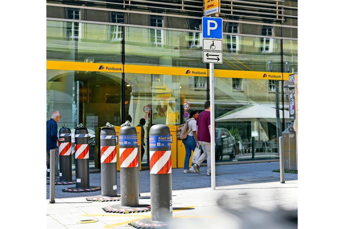 Bleiben die Poller dauerhaft stehen? Poller in der Nähe von Fußgängerzonen wie hier an der Bolzstraße, prägen derzeit das Bild in der Stuttgarter Innenstadt.