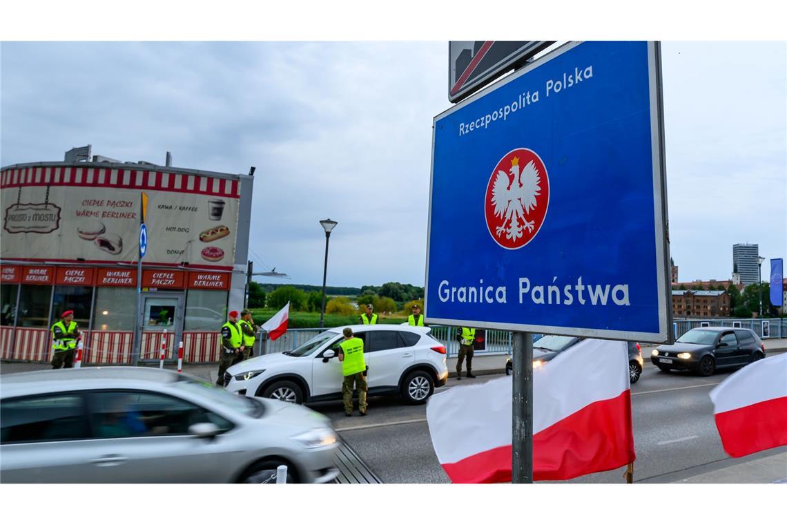 Bilder des Tages Polnische Grenzschützer kontrollieren ein Fahrzeug am Grenzübergang Stadtbrücke zwischen Frankfurt (Oder) in Brandenburg und dem polnischen Slubice.