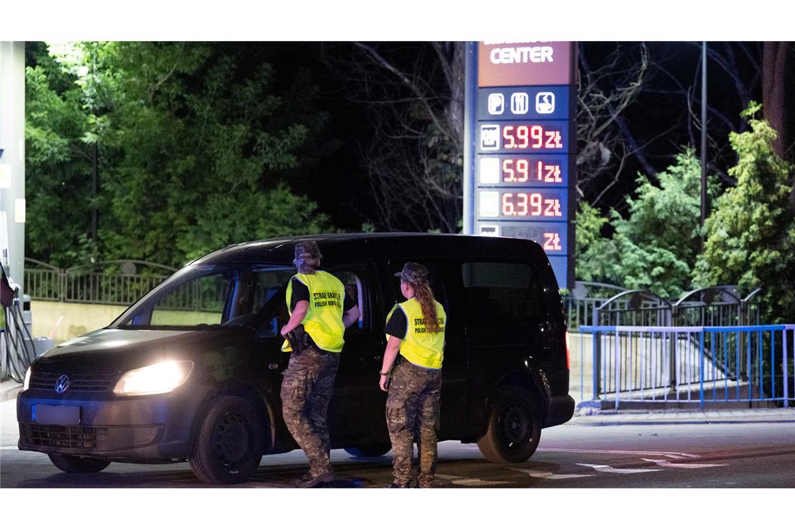 Polens Innenminister: Verkehr an Grenze fließt reibungslos Polnische Grenzschützer sprechen mit einem Autofahrer, den sie auf der polnischen Seite hinter der Stadtbrücke von Görlitz zur Kontrolle angehalten haben. (Foto aktuell)