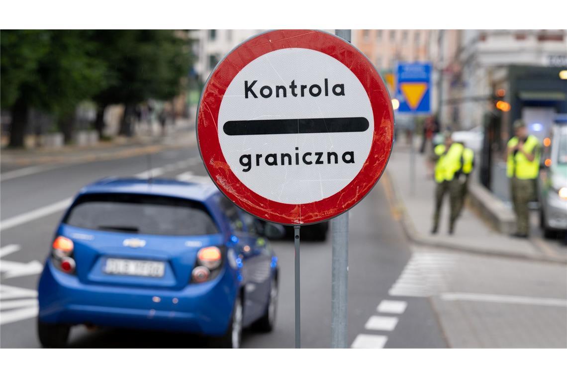 Polen verlängert Grenzkontrollen bis zum 4. Oktober Polnische Grenzschützer stehen auf der polnischen Seite hinter der Stadtbrücke von Görlitz. Polen will die Grenzkontrollen verlängern. (Archivbild)