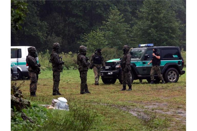 Polnische Grenzschutzbeamte in der Nähe des Dorfes Usnarz Gorny im Grenzgebiet zu Belarus. Foto: Artur Reszko/PAP/dpa