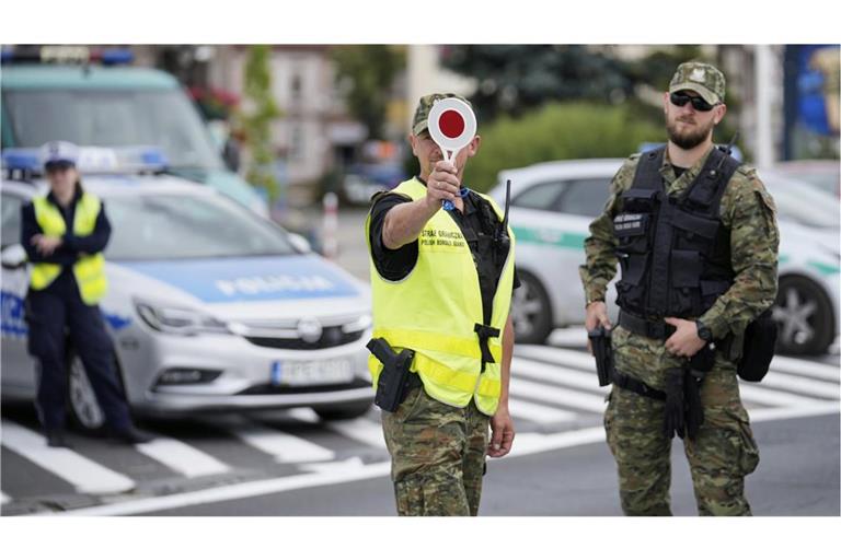 Polnische Polizisten kontrollieren die Grenze in Slubice.