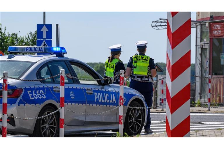 Polnische Polizistinnen stehen am deutsch-polnischen Grenzübergang Stadtbrücke zwischen Frankfurt (Oder) und Slubice.
