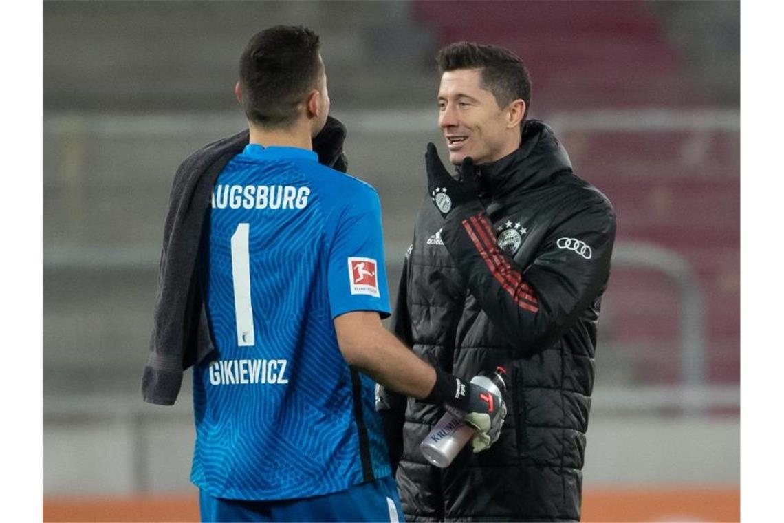 FC Bayern kann in Augsburg vorlegen - Corona „nervt alle“ Polnisches Duell in Augsburg: FCA-Keeper Rafal Gikiewicz (l) erwartet Landsmann Robert Lewandowski mit dem FC Bayern. Foto: Sven Hoppe/dpa