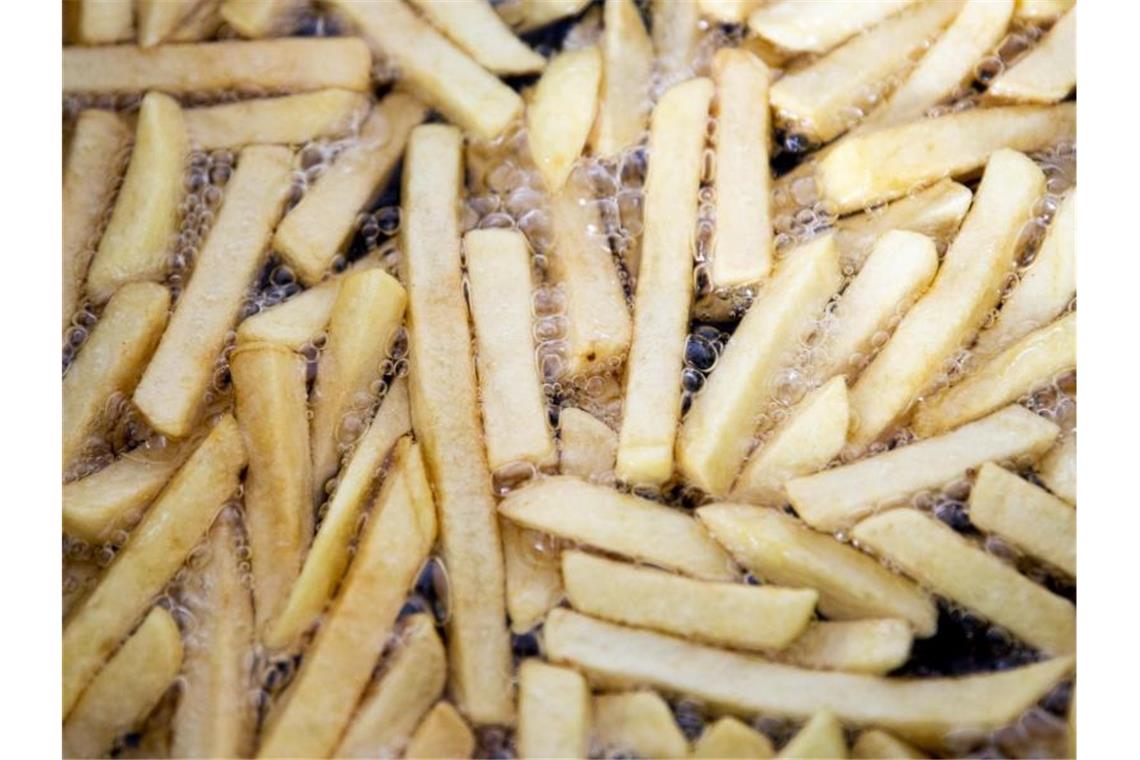 Polizei entdeckt unhygienische Zustände in Imbisswagen Pommes brutzeln in einem Imbiss. Foto: Christoph Soeder/dpa/Symbolbild