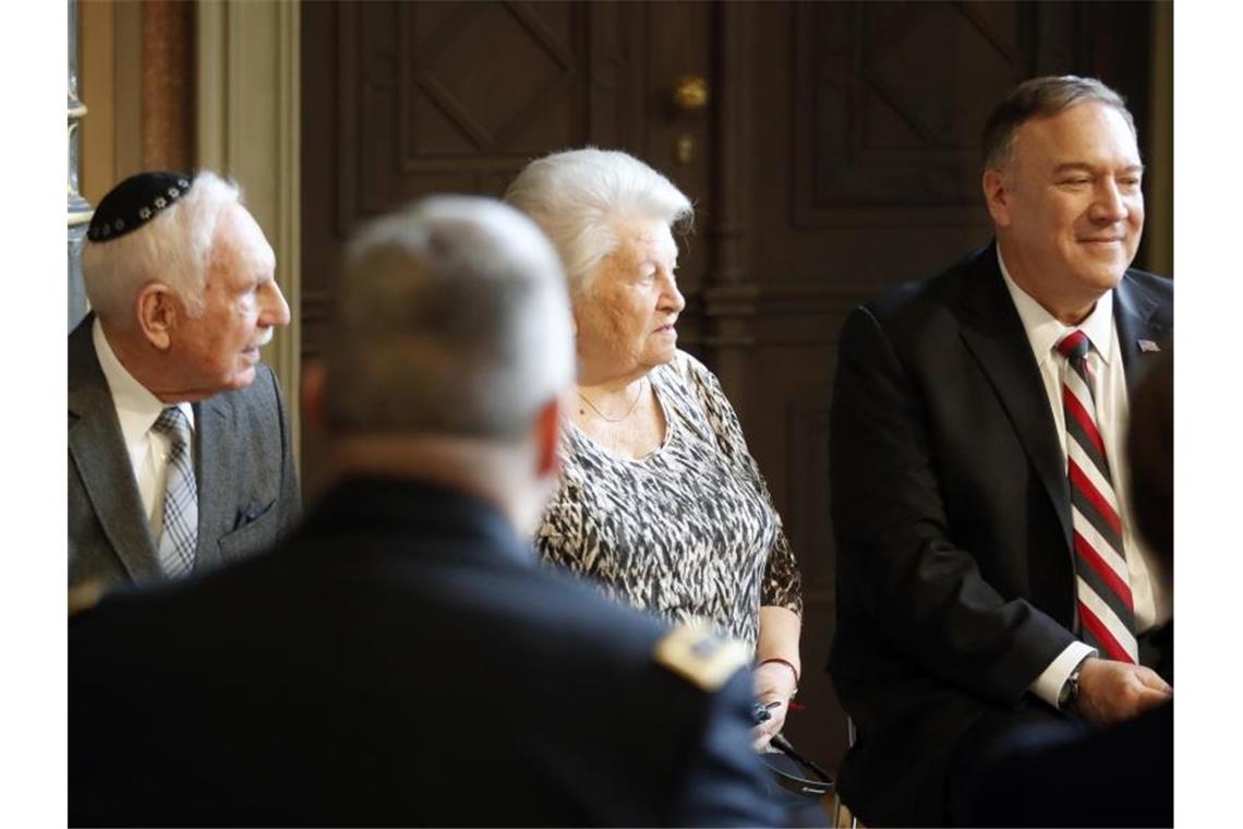 Pompeo trifft Holocaust-Überlebende in der Neuen Synagoge in Berlin. Foto: Hannibal Hanschke/POOL AP/dpa