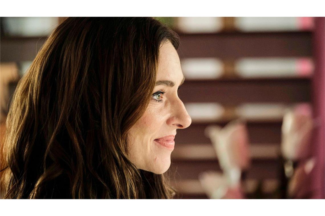 Pony Hübner (Kim Riedle) ist wohlhabend, sie war mal ein bekanntes It-Girl.