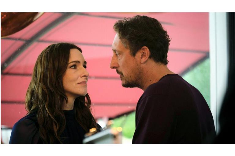 Pony Hübner (Kim Riedle) und ihr Mann (Hans Löw) waren mal ein gutes Team, heute sind sie es nicht mehr.
