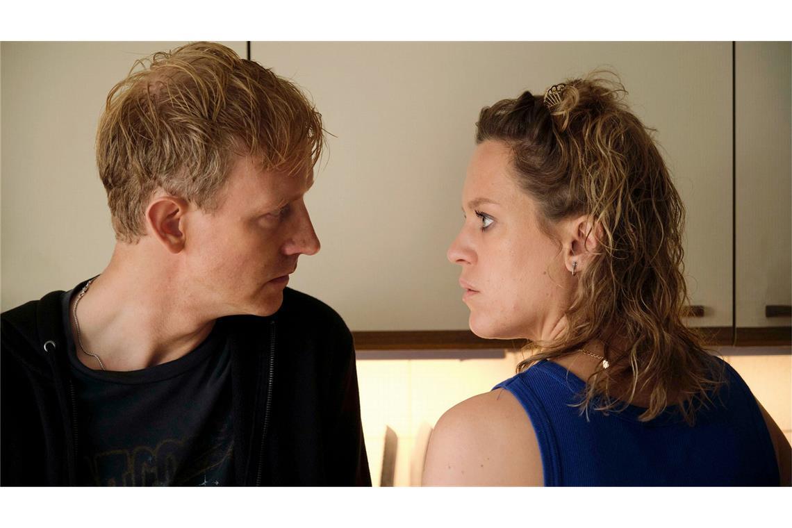 Pony Hübners Schwester Pat Wagner (Anne Haug) findet, dass ihr Freund Echse (David Zimmerschied) sich aus der Geschichte raushalten soll.